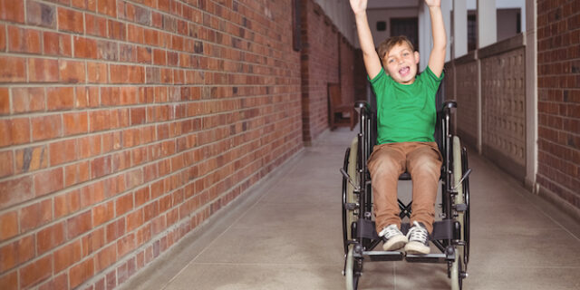 Ράμπες και χώροι υγιεινής για ΑμεΑ σε όλα τα σχολεία του δήμου Χαλανδρίου