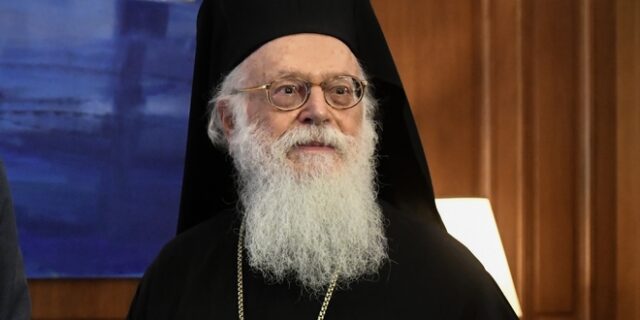 Καταγγελία της Ιεράς Συνόδου της Αλβανίας για αρχιμανδρίτη που υβρίζει τον Αρχιεπίσκοπο Αναστάσιο στα κοινωνικά δίκτυα