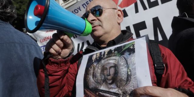 H ακροδεξιά ζει ακόμη μέσα στη Βουλή και  παραμονεύει