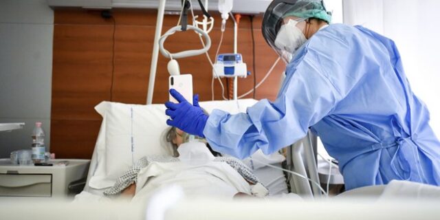 Κορονοϊός: Τάση ελαφράς αποσυμπίεσης στο ΕΣΥ, παρά τους υψηλούς αριθμούς νοσηλευομένων σε ΜΕΘ