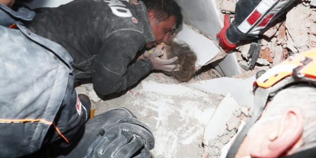 Θαύμα στη Σμύρνη: Κοριτσάκι 4 ετών ανασύρθηκε ζωντανό, 91 ώρες μετά τον σεισμό