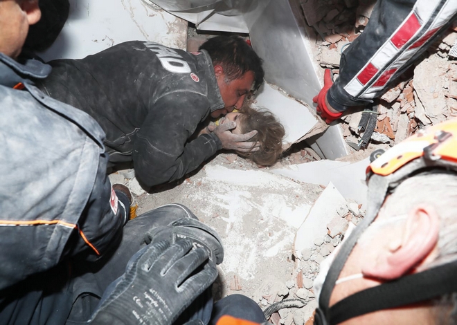 Θαύμα στη Σμύρνη: Κοριτσάκι 4 ετών ανασύρθηκε ζωντανό, 91 ώρες μετά τον σεισμό