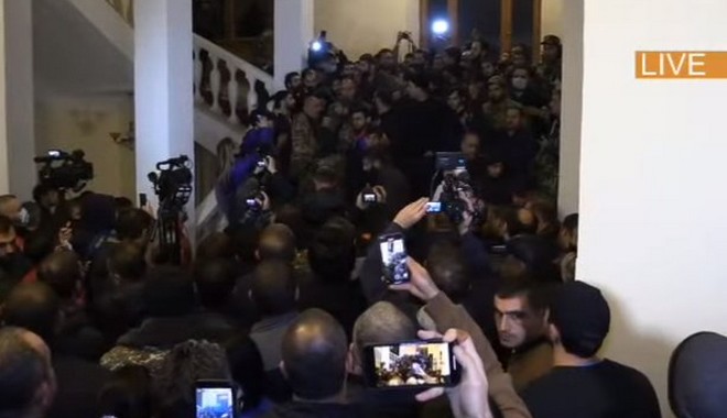 Ναγκόρνο Καραμπάχ: Διαδηλωτές εισέβαλαν στο κοινοβούλιο της Αρμενίας