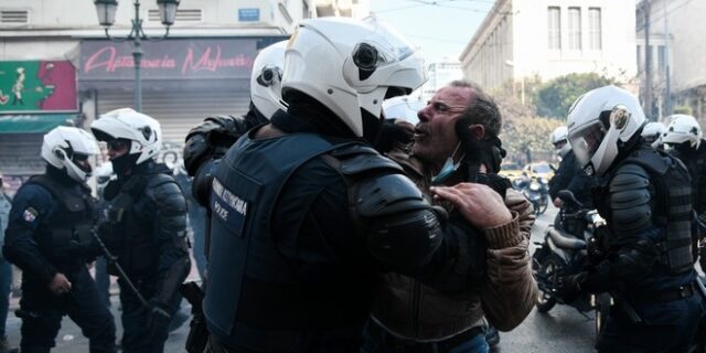 Επεισόδια στο κέντρο της Αθήνας: Αστυνομική βία καταγγέλλει το ΚΚΕ