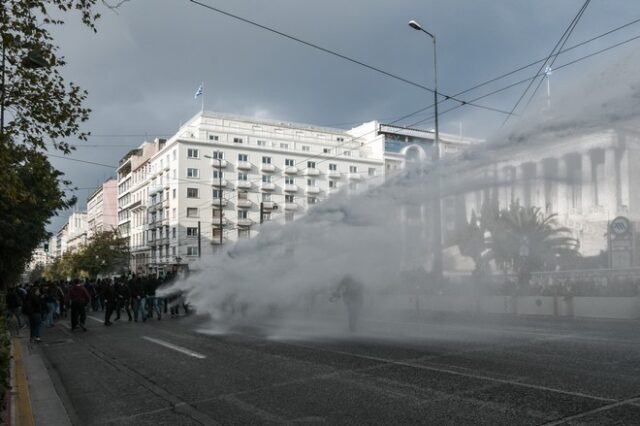 Πολυτεχνείο: H στιγμή της αστυνομικής επίθεσης σε βάρος διαδηλωτών