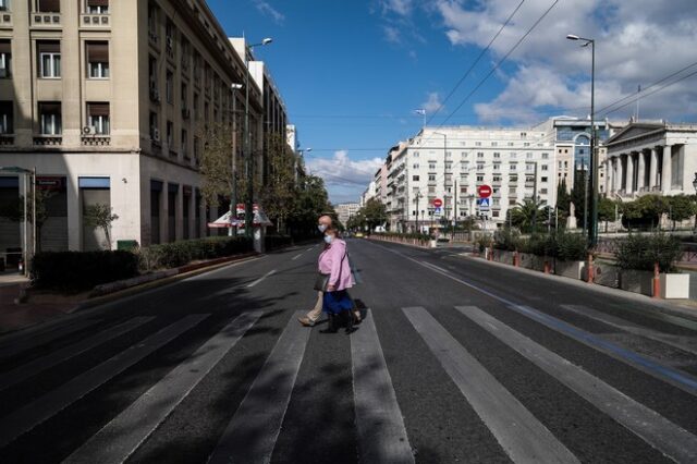 Lockdown: Άδεια η Αθήνα, γεμάτο το λιμάνι του Πειραιά