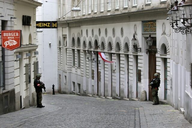 Αυστρία: Πόλη “φάντασμα” το κέντρο της Βιέννης- 2 συλλήψεις στη Ζυρίχη για την επίθεση
