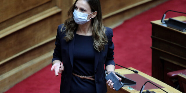 Αχτσιόγλου: Εντελώς ψευδές ότι η κυβέρνηση ενίσχυσε το σύστημα υγείας με 786 εκ. ευρώ