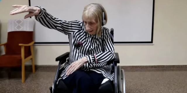 Πρώην μπαλαρίνα με Αλτσχάιμερ ακούει μουσική και θυμάται τη χορογραφία