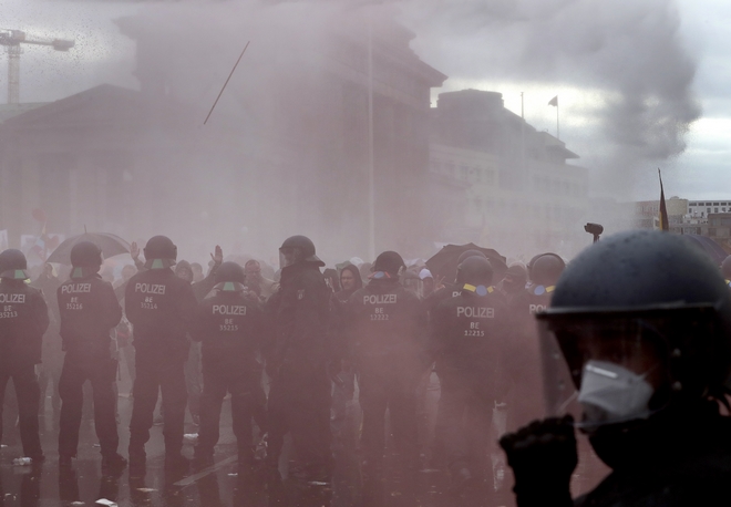 Βερολίνο: Χιλιάδες αρνητές μάσκας στο δρόμο κατά των μέτρων της Μέρκελ – Άγρια επεισόδια