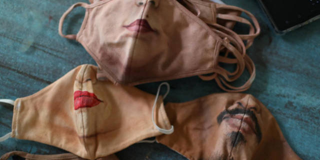 Καλλιτέχνης ζωγραφίζει μάσκες για όσους θέλουν να δείχνουν το πρόσωπό τους