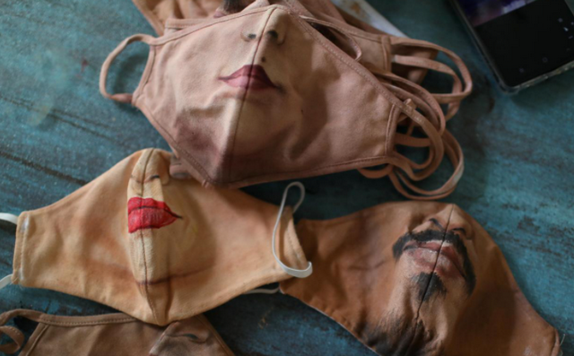 Καλλιτέχνης ζωγραφίζει μάσκες για όσους θέλουν να δείχνουν το πρόσωπό τους