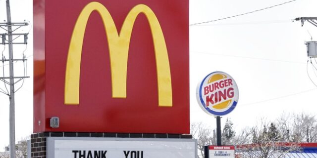 Burger King: “Ποτέ δεν φανταζόμασταν ότι θα σας το ζητούσαμε αλλά πάρτε από τα McDonald’s”