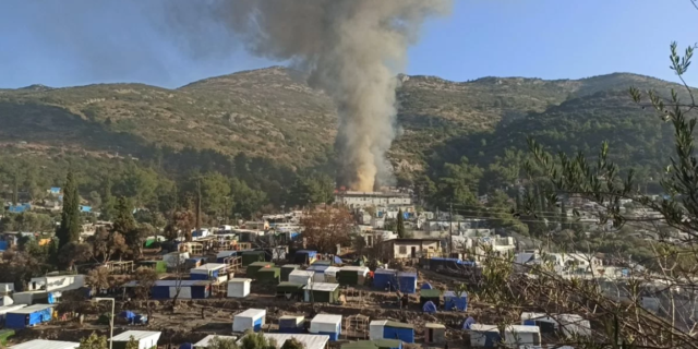 Φωτιά στο ΚΥΤ Σάμου: Καταστράφηκαν εστιατόρια και σκηνές