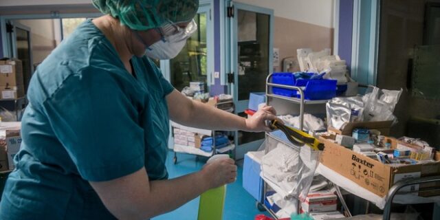 Ίδρυμα Μποδοσάκη: Δωρεά στο ΕΣΥ με 14 υπερκαταψύκτες φύλαξης εμβολίων