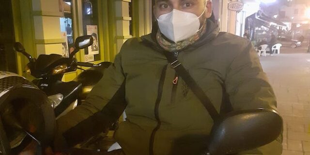 Καβάλα: Νεαρός διανομέας μεταφέρει δωρεάν σε συμπολίτες του φάρμακα και φαγητό