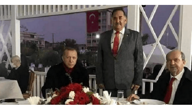 Ο Ερντογάν φωτογραφίζεται με τον δολοφόνο του Σολωμού