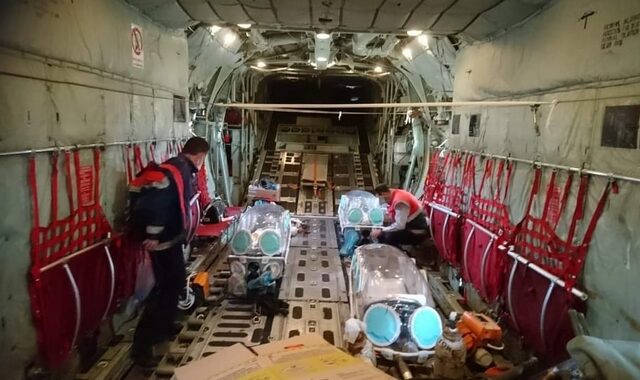 Κορονοϊός: Με C-130 έφτασαν διασωληνωμένοι ασθενείς από τη Βόρεια Ελλάδα στην Αθήνα