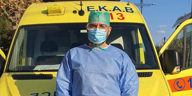 Έκκληση διασώστη ΕΚΑΒ: Ήμουν ένας από εσάς τους δύσπιστους -Βλέπω νέους να παρακαλούν για λίγο οξυγόνο