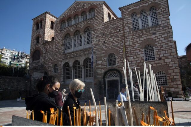 Θεσσαλονίκη: Πρόστιμο 1.500 ευρώ σε δύο ιερείς για συγχρωτισμό σε ναούς