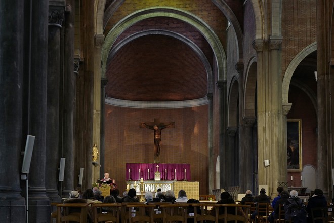 Γαλλία: Αλλάζει διάταγμα που περιορίζει τον αριθμό των πιστών στις εκκλησίες