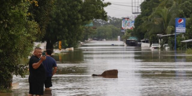 Ελ Σαλβαδόρ: Η τροπική καταιγίδα Γιώτα εξασθενεί – Άφησε πίσω της 14 νεκρούς