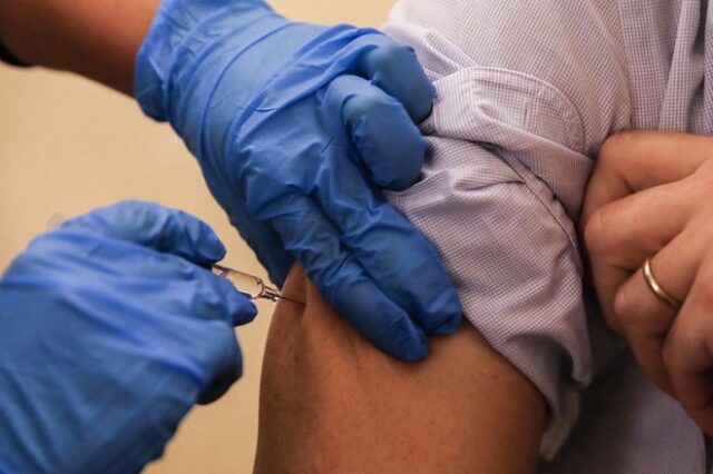 Μόσιαλος-κορονοϊός: Πόσο καιρό μετά τον εμβολιασμό θα είμαστε προστατευμένοι