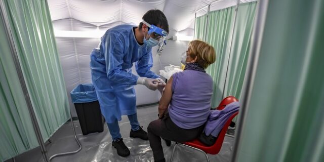 Αμερικανοί επιστήμονες: Οι εμβολιασμοί δεν θα σταματήσουν την εξέλιξη του κορονοϊού