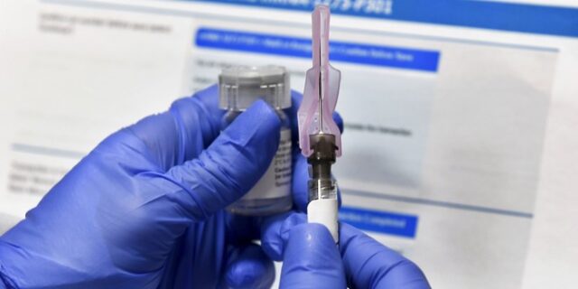 Moderna vs Pfizer: Ποιες οι διαφορές των δύο εμβολίων κορονοϊού