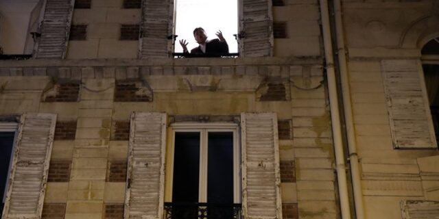 Γαλλία: Τενόρος δίνει συναυλίες από το παράθυρό του στο Παρίσι