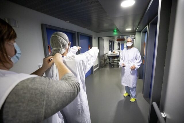 Γαλλία: Σε υψηλό αριθμό οι νοσηλείες – Μεγάλη πτώση των κρουσμάτων