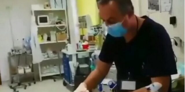 Γιατρός με ορό στο χέρι προσφέρει τις υπηρεσίες του
