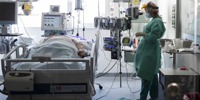 Κορονοϊός: Στερεύουν οι εντατικές – Λιγότερες από 100 οι διαθέσιμες ΜΕΘ