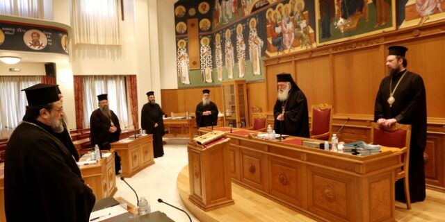 Ιερά Σύνοδος κατά ΜΜΕ: “Επιμένουν νευρωτικά να ασχολούνται με τη Θεία Κοινωνία”