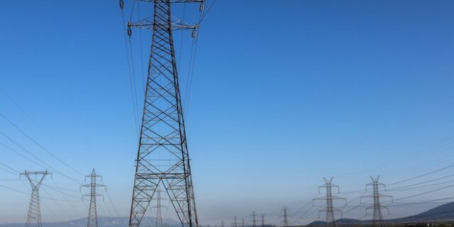 Σιωπηρές αυξήσεις στο ρεύμα μέσα από τα “ψιλά γράμματα” των τιμολογίων