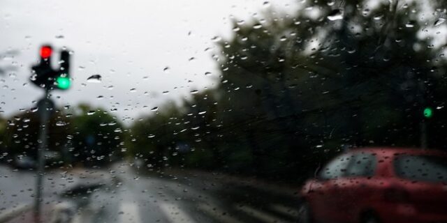 Βροχές, καταιγίδες και πτώση θερμοκρασίας την Τετάρτη