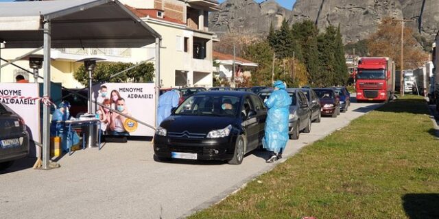 Κορονοϊός: Ατελείωτες οι ουρές για Rapid τεστ στην Καλαμπάκα