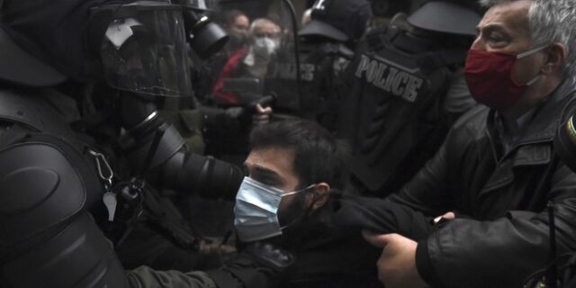 Πολυτεχνείο: Όργιο καταστολής απέναντι σε διαδηλωτές που τηρούσαν τα μέτρα προστασίας