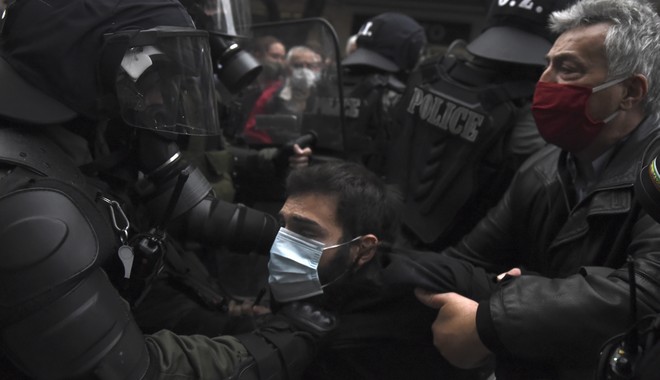 Πολυτεχνείο: Όργιο καταστολής απέναντι σε διαδηλωτές που τηρούσαν τα μέτρα προστασίας