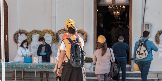 Σάμος: Ανείπωτος θρήνος στις κηδείες του 17χρονου Άρη και της 15χρονης Κλαίρης