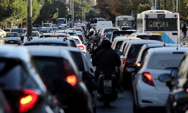 Κίνηση στους δρόμους: Πορεία εκπαιδευτών οδήγησης στο κέντρο της Αθήνας