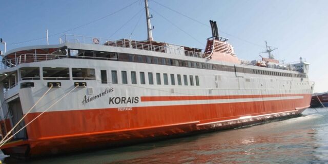 Στο λιμάνι του Πειραιά επιστρέφει το πλοίο “Αδαμάντιος Κοραής” μετά από μηχανική βλάβη