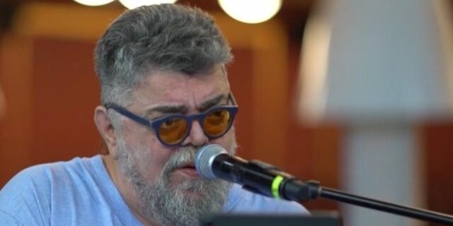 Σπίτι με το MEGA: Απόψε ο Σταμάτης Κραουνάκης σε μια μοναδική συναυλία