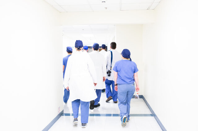 Ιατρικό Κέντρο Αθηνών: Περισσότερες από 200 πολύπλοκες επεμβάσεις στο Τμήμα Ελάχιστα Επεμβατικής Νευροχειρουργικής Εγκεφάλου και Σπονδυλικής Στήλης