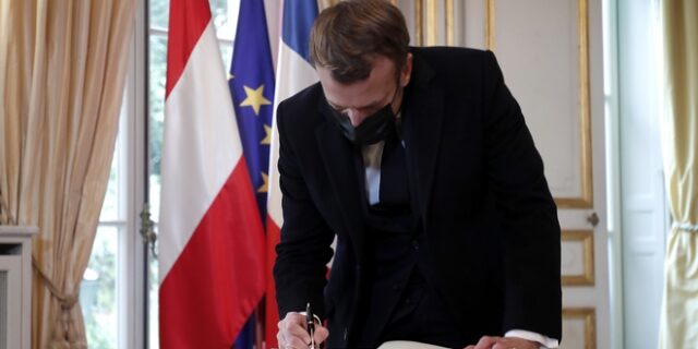 Μακρόν στους Financial Times: “Η Γαλλία δεν μάχεται ποτέ εναντίον του ισλάμ”