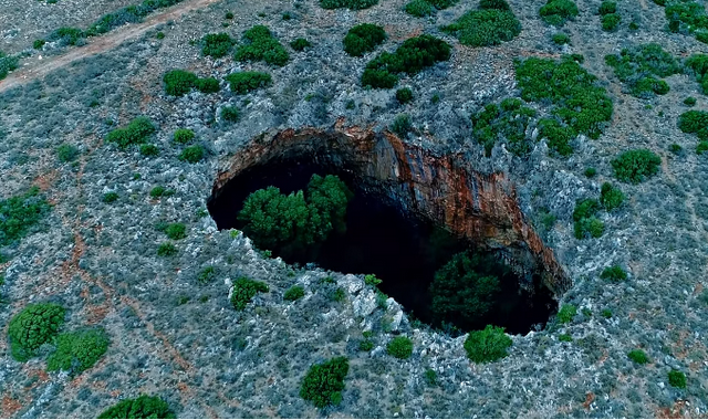 Η απόκοσμη “Μαύρη Τρύπα” της Μάνης