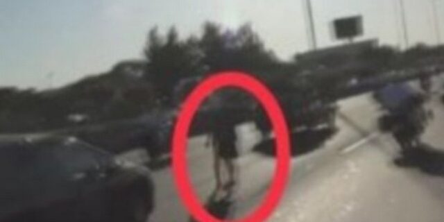 Απίστευτο: Παραλίγο να παρασυρθεί από τη νεκροφόρα που μετέφερε τον Μαραντόνα