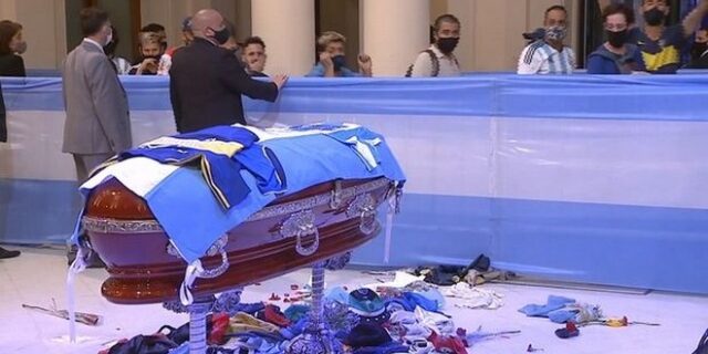 Live εικόνα: Σε λαϊκό προσκύνημα η σορός του Μαραντόνα