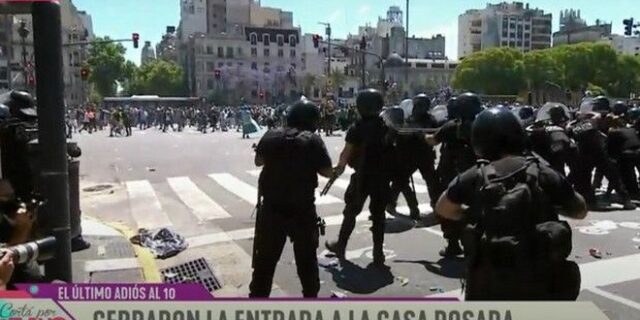 Μαραντόνα: Χάος στην κηδεία, έκλεισαν οι πύλες και μεταφέρθηκε αλλού η σορός