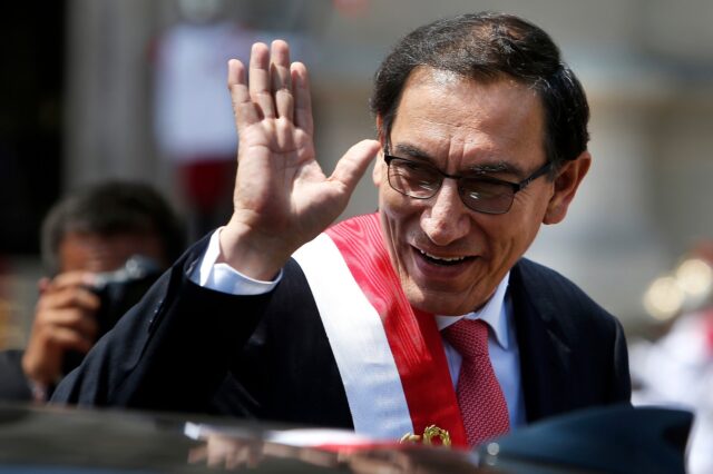 Καθαιρέθηκε ο πρόεδρος του Περού για “υπόθεση διαφθοράς”
